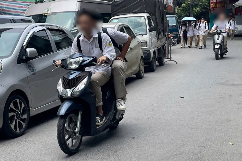 Những lý do tưởng chừng nhỏ nhặt lại phản ánh sự dễ dãi trong nhận thức và thói quen xem nhẹ pháp luật (Hình ảnh ghi nhận trước cổng trường THPT Nguyễn Trãi, Ba Đình, Hà Nội)