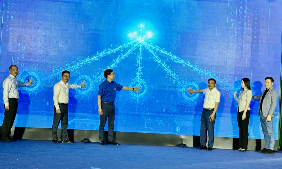 Các vị đại biểu bấm nút khai mạc ngày hội