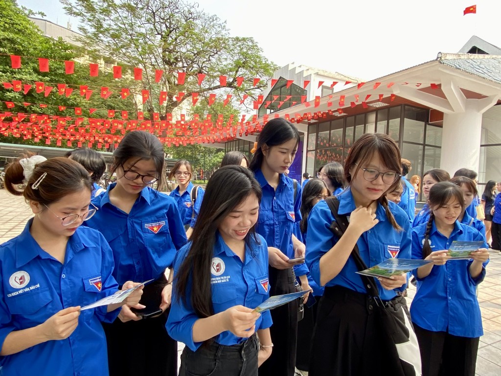Các bạn trẻ tham quan tại sự kiện