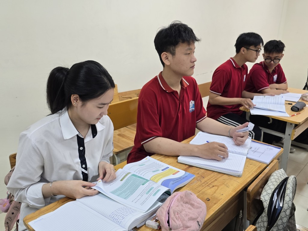 Nhiều học sinh cuối cấp thức thâu đêm để ôn luyện với mong muốn đạt được điểm cao trong kỳ thi sắp tới (Ảnh minh hoạ)