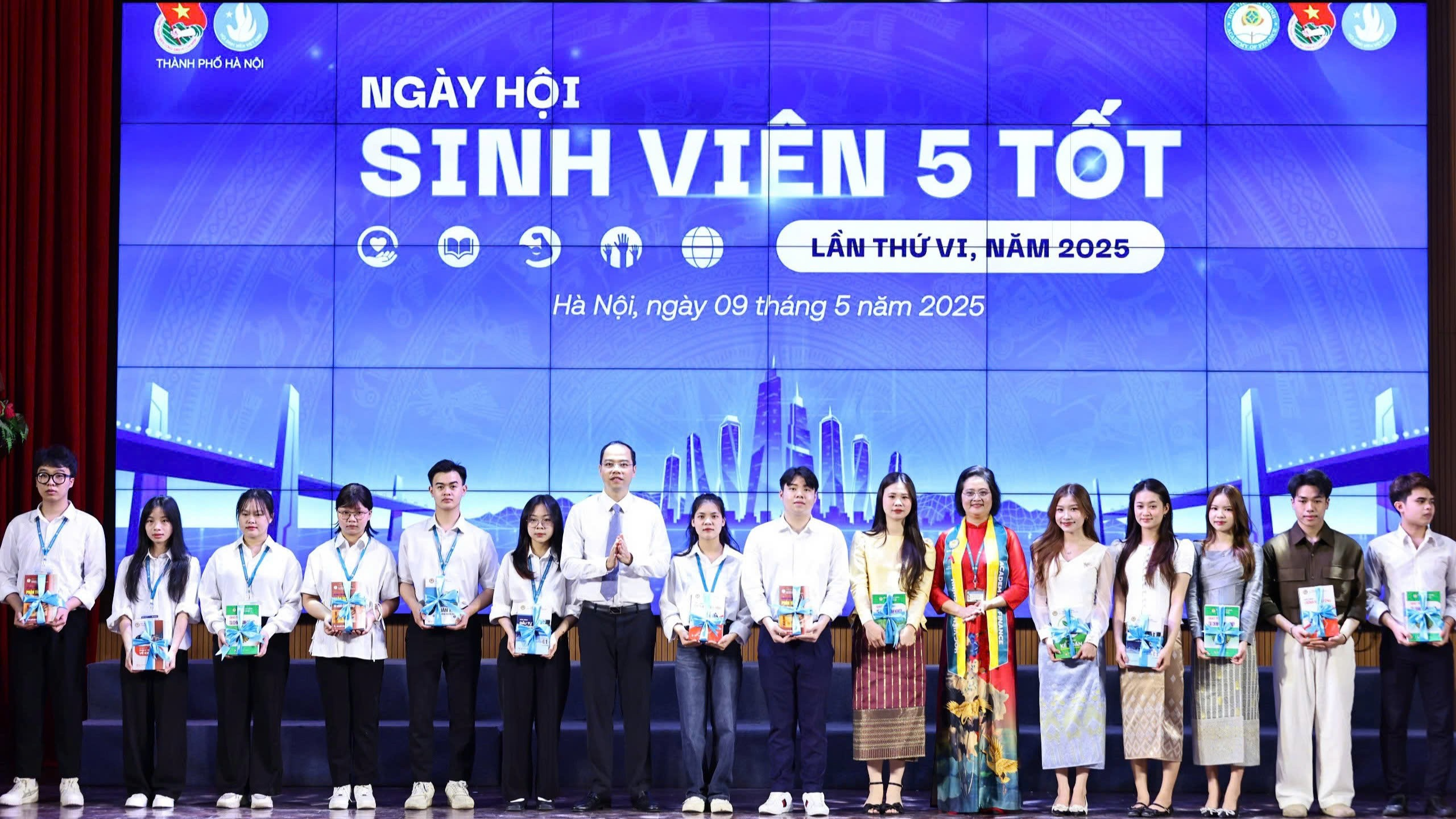 Đại diện Thành đoàn - Hội sinh viên Việt Nam thành phố Hà Nội và Học viện Tài chính trao tặng sách cho các bạn sinh viên quốc tế và dân tộc thiểu số Đại diện Thành đoàn - Hội sinh viên Việt Nam thành phố Hà Nội và Học viện Tài chính trao tặng sách cho các bạn sinh viên quốc tế và dân tộc thiểu số