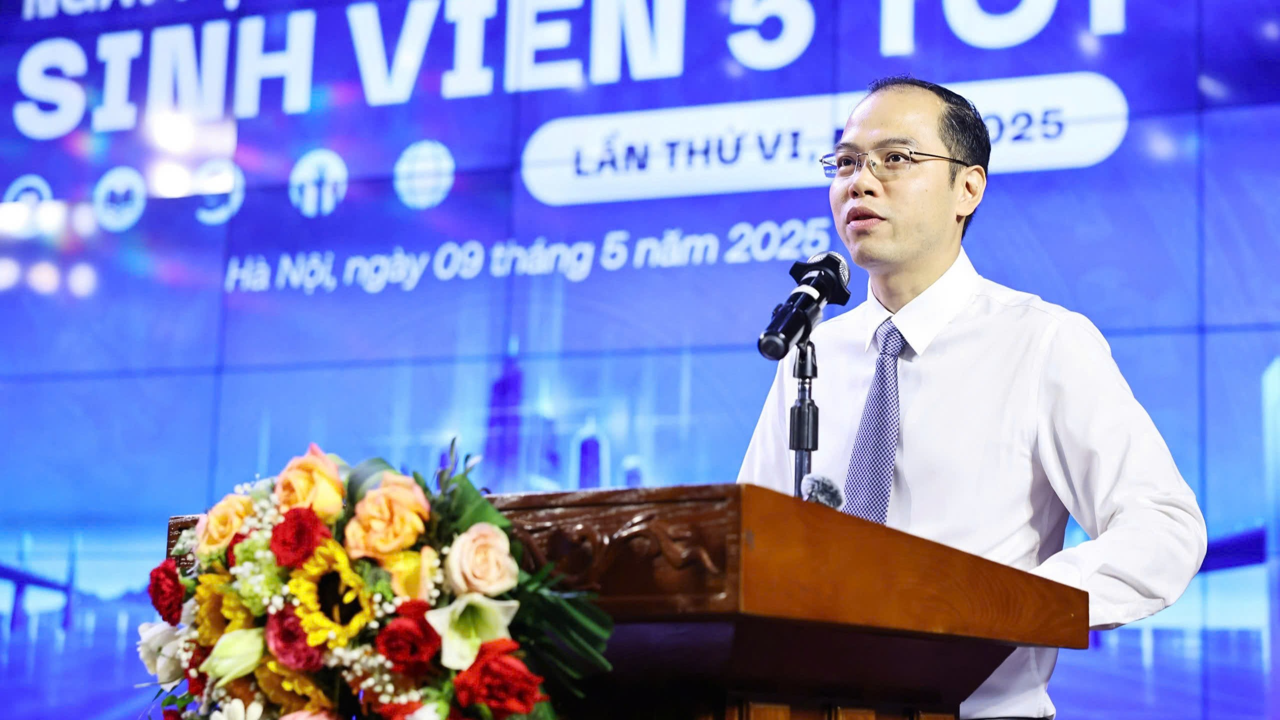 Đồng chí Nguyễn Tiến Hưng - Uỷ viên Ban Chấp hành Trung ương Đoàn, Phó Chủ tịch Trung ương Hội Sinh viên Việt Nam, Phó Bí thư Thành đoàn Hà Nội phát biểu tại buổi lễ Đồng chí Nguyễn Tiến Hưng - Uỷ viên Ban Chấp hành Trung ương Đoàn, Phó Chủ tịch Trung ương Hội Sinh viên Việt Nam, Phó Bí thư Thành đoàn Hà Nội phát biểu tại buổi lễ