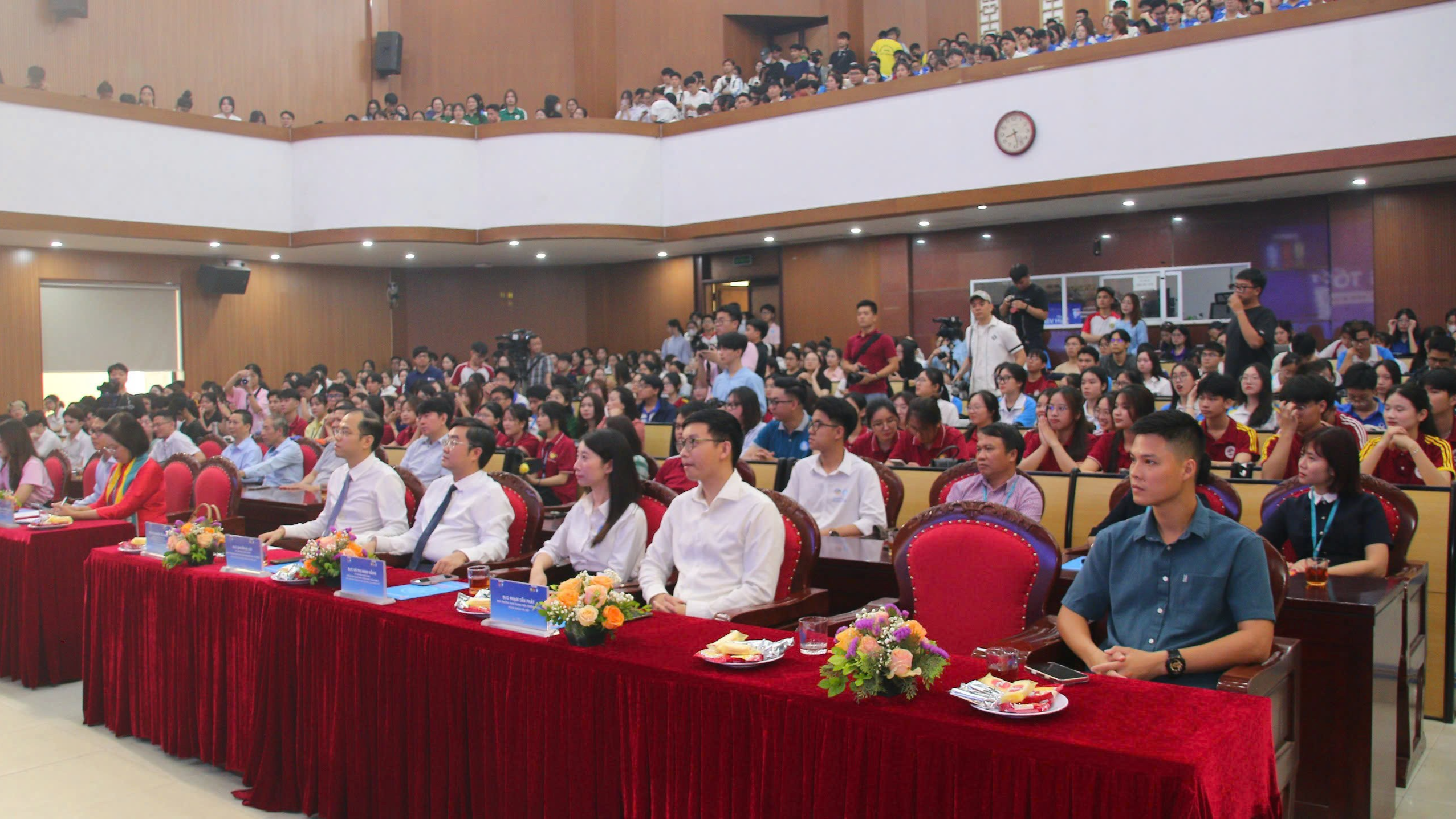 Đại biểu tham dự chương trình Đại biểu tham dự chương trình