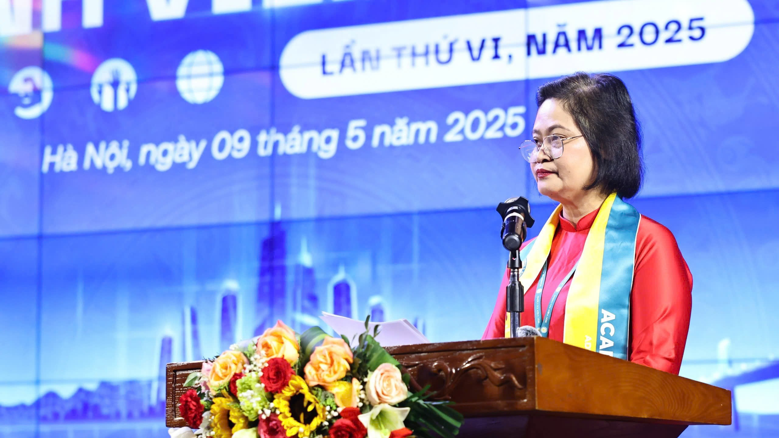 PGS. TS. NGƯT. Trương Thị Thuỷ - Phó Bí thư Đảng uỷ, Phó Giám đốc Học viện Tài chính phát biểu tại chương trình PGS. TS. NGƯT. Trương Thị Thuỷ - Phó Bí thư Đảng uỷ, Phó Giám đốc Học viện Tài chính phát biểu tại chương trình