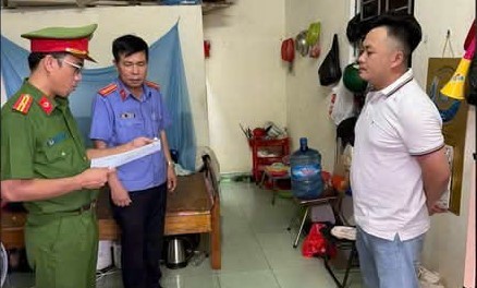 Công an tỉnh Quảng Nam cho biết, Phòng Cảnh sát hình sự đã tống đạt Quyết định khởi tố bị can, thi hành Lệnh bắt bị can để tạm giam đối với Nguyễn Thành Đạt