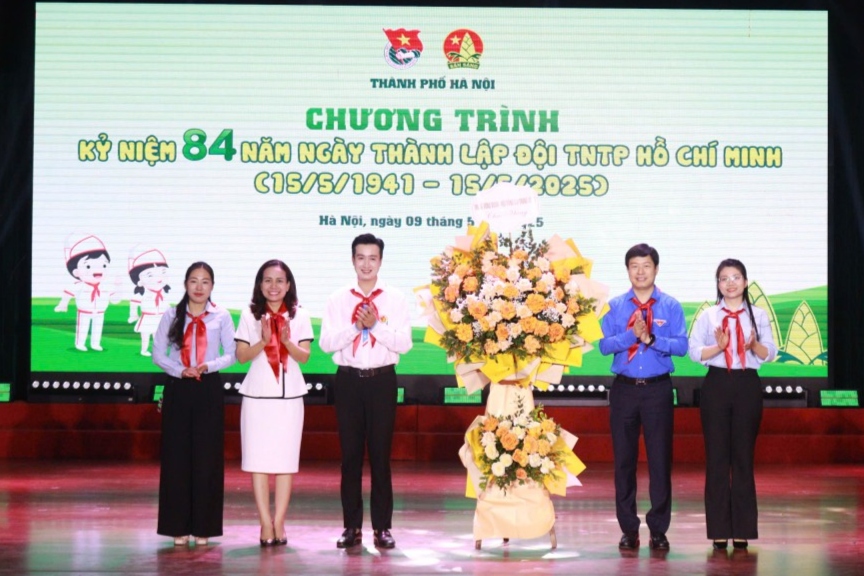 Trưởng ban Công tác Thiếu nhi Trung ương Đoàn, Phó Chủ tịch Thường trực Hội đồng Đội Trung ương Lê Hải Long tặng hoa chúc mừng Hội đồng Đội thành phố Hà Nội (Ảnh Khánh Linh)