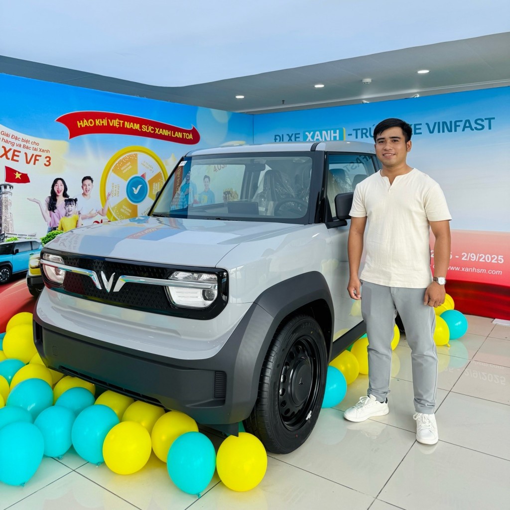 Ảnh: Khách hàng Thanh Huy bên cạnh giải thưởng đặc biệt từ chương trình Hào khí Việt Nam – Sức Xanh lan tỏa (Ảnh: Nhân vật cung cấp)