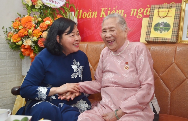 Trao Huy hiệu 80 năm tuổi Đảng tặng đồng chí Lê Thị Ngọc