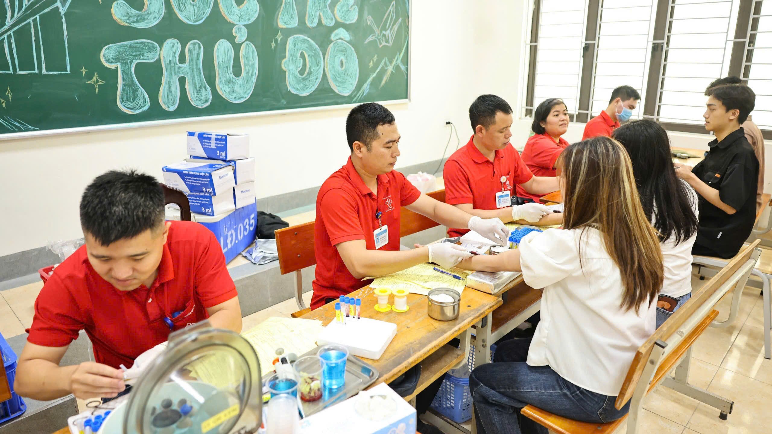 Ngay từ sáng sớm, nhiều bạn trẻ đã tham gia hiến máu nhằm hưởng ứng Ngày hội hiến máu “Sức trẻ Thủ đô” năm 2025