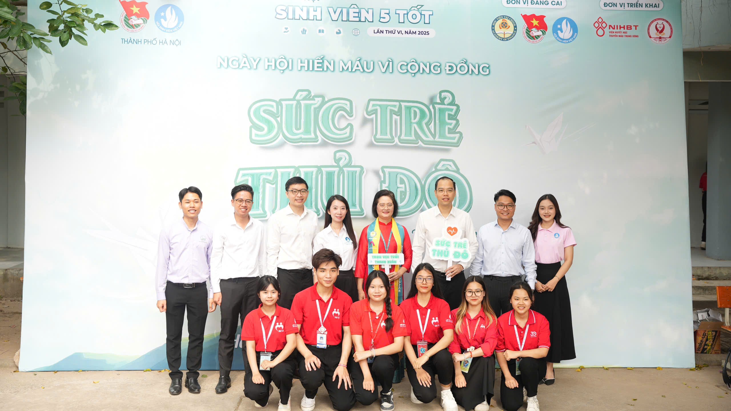 Đại diện Thành đoàn – Hội Sinh viên Việt Nam thành phố Hà Nội và lãnh đạo Học viện Tài chính cùng các bạn trẻ chụp ảnh lưu niệm tại ngày hội