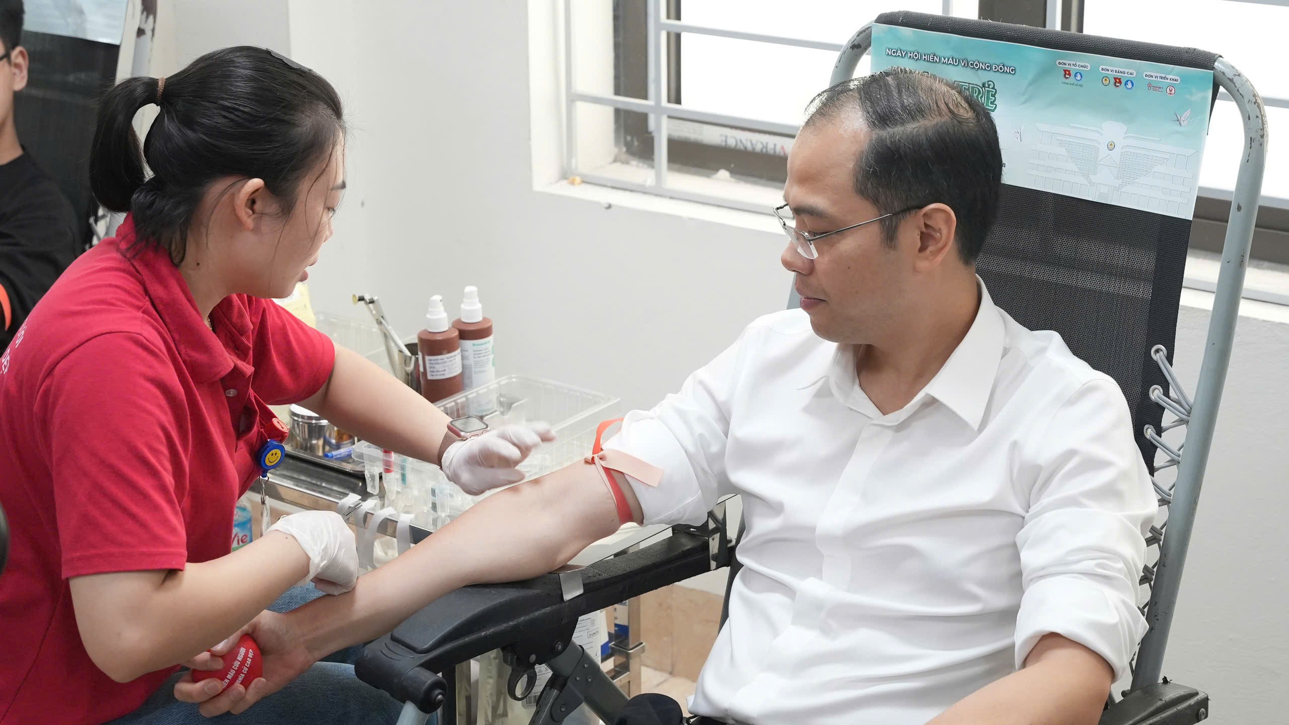 Đồng chí Nguyễn Tiến Hưng - Uỷ viên Ban Chấp hành Trung ương Đoàn, Phó Chủ tịch Trung ương Hội Sinh viên Việt Nam, Phó Bí thư Thành đoàn Hà Nội tham gia hiến máu nhằm lan tỏa phong trào “Sinh viên 5 tốt”