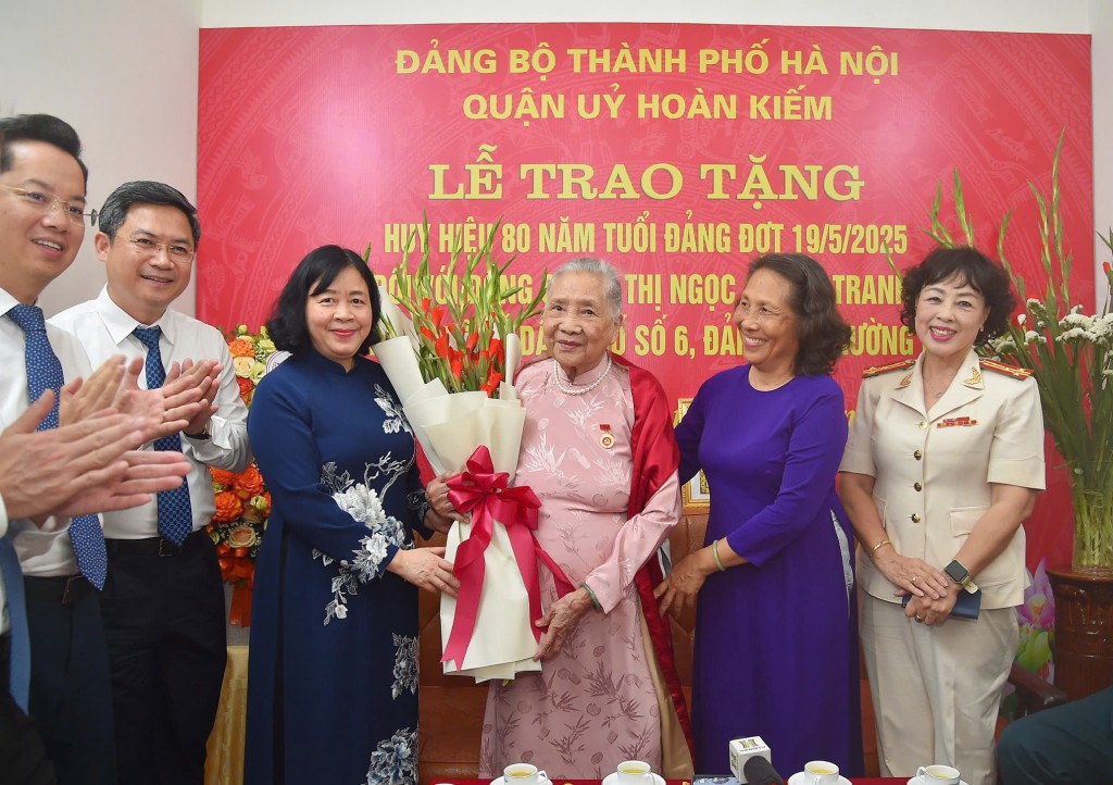 Trao Huy hiệu 80 năm tuổi Đảng tặng đồng chí Lê Thị Ngọc