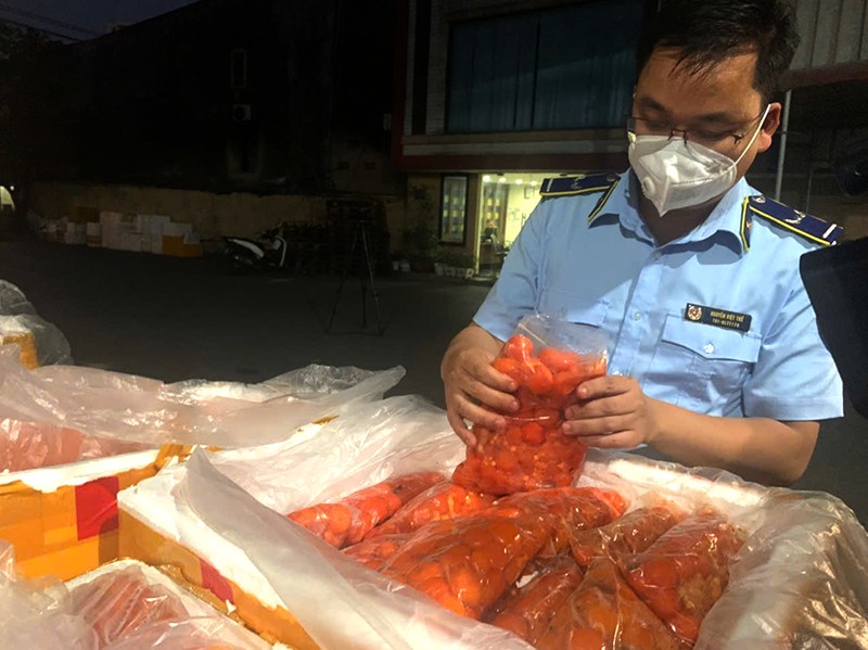 Lực lượng liên ngành kiểm tra, thu giữ hàng chục tấn thực phẩm bẩn không rõ nguồn gốc