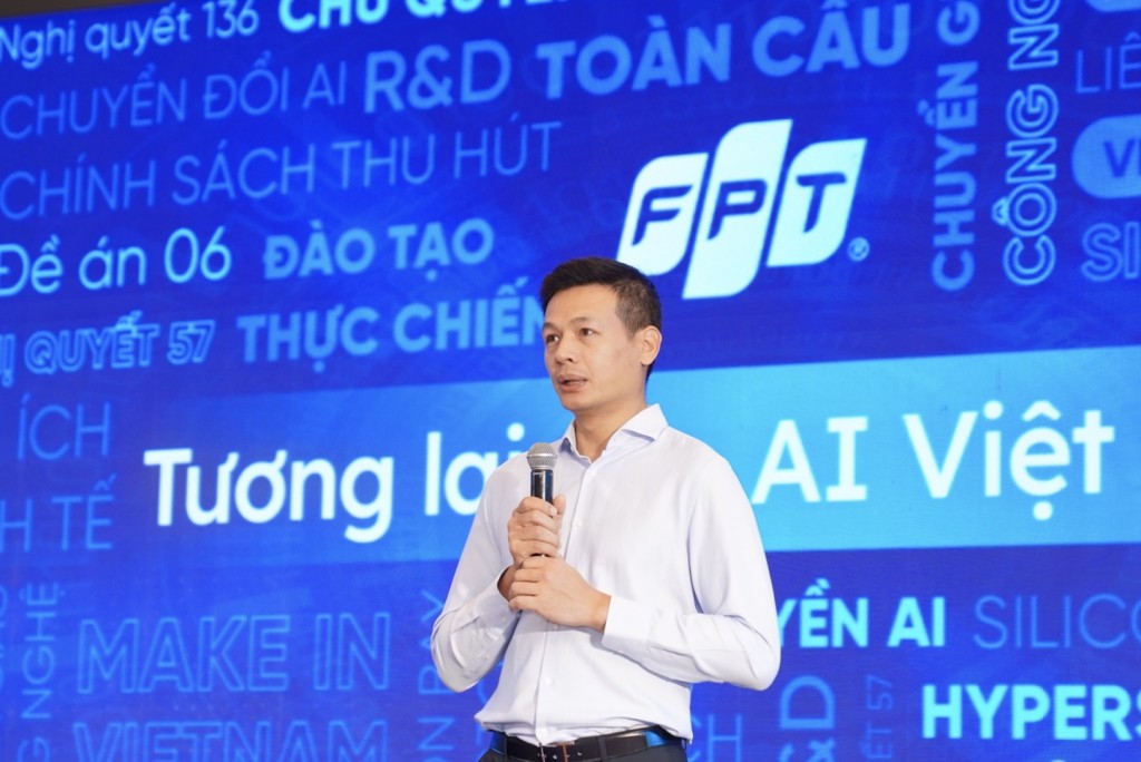 Ông Vũ Anh Tú, Giám đốc công nghệ Tập đoàn FPT chia sẻ tại hội thảo (Ảnh Út Vũ)
