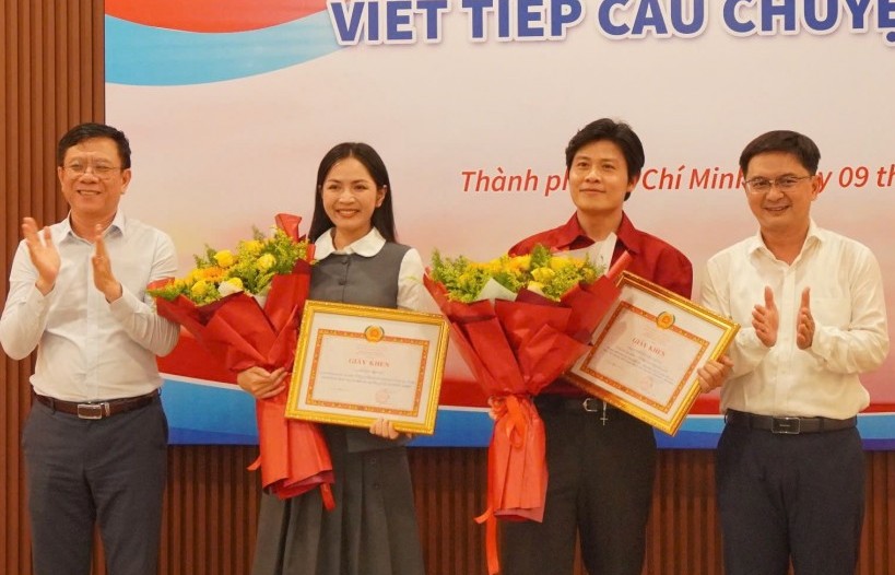 Tuyên dương người sáng tác, hát ca khúc “Viết tiếp câu chuyện hòa bình”