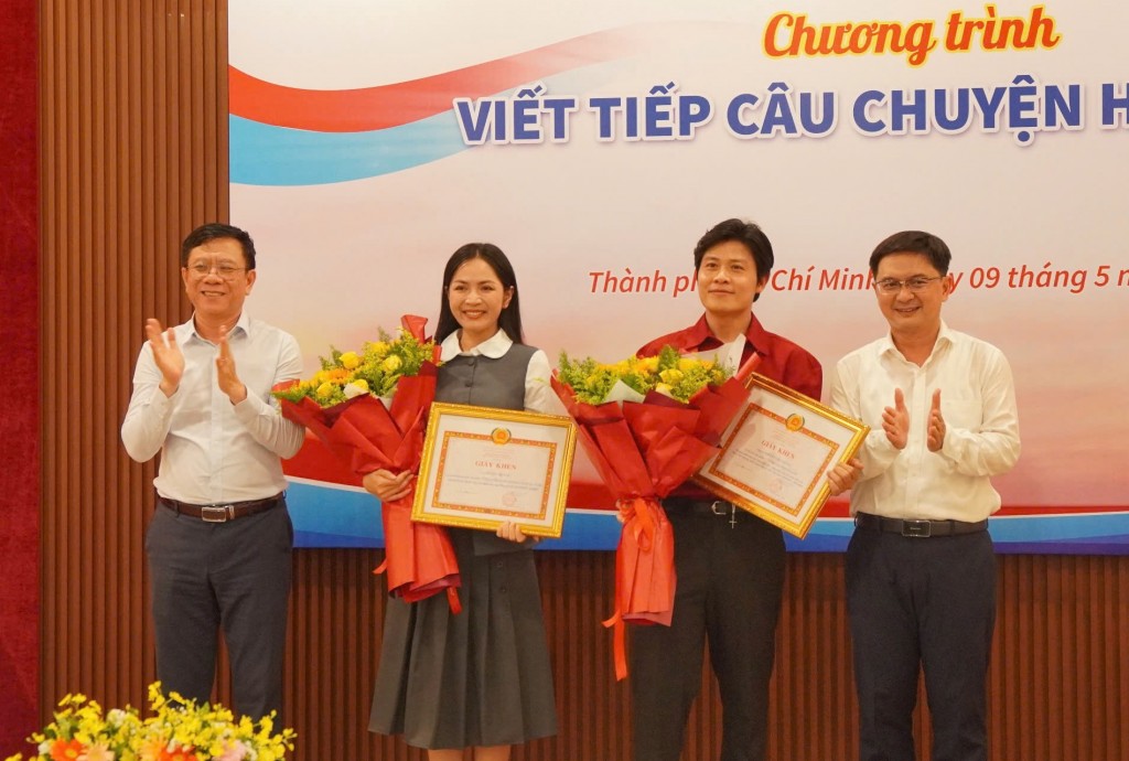 Tuyên dương người sáng tác, hát ca khúc “Viết tiếp câu chuyện hòa bình”