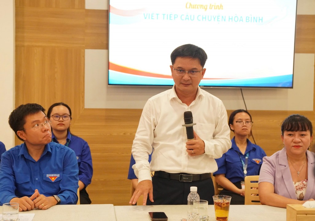 Tuyên dương người sáng tác, hát ca khúc “Viết tiếp câu chuyện hòa bình”