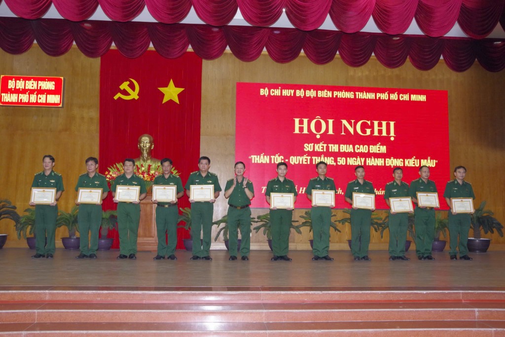 Chú thích ảnh  Đại tá Nguyễn Văn Tiến (ở giữa) Phó chính uỷ Bộ đội Biên Phòng TP Hồ Chí Minh trao giấy khen cho tập thể và những cá nhân xuất sắc trong đợt thi đua cao điểm. 