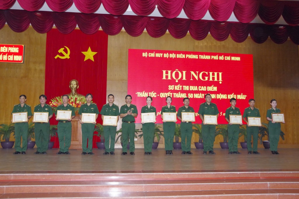Bộ đội Biên phòng khen thưởng tập thể, cá nhân xuất sắc