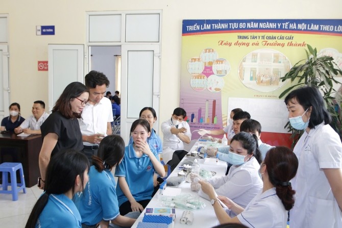 Trung tâm Y tế Cầu Giấy phối hợp với Trung tâm xét nghiệm Y khoa Quốc tế MEDILAB Hà Nội lấy mẫu xét nghiệm sàng lọc Thalassemia cho hơn 100 đoàn viên thanh niên trên địa bàn.