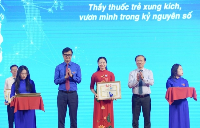 Thầy thuốc trẻ làm theo lời Bác, vươn mình trong kỷ nguyên số