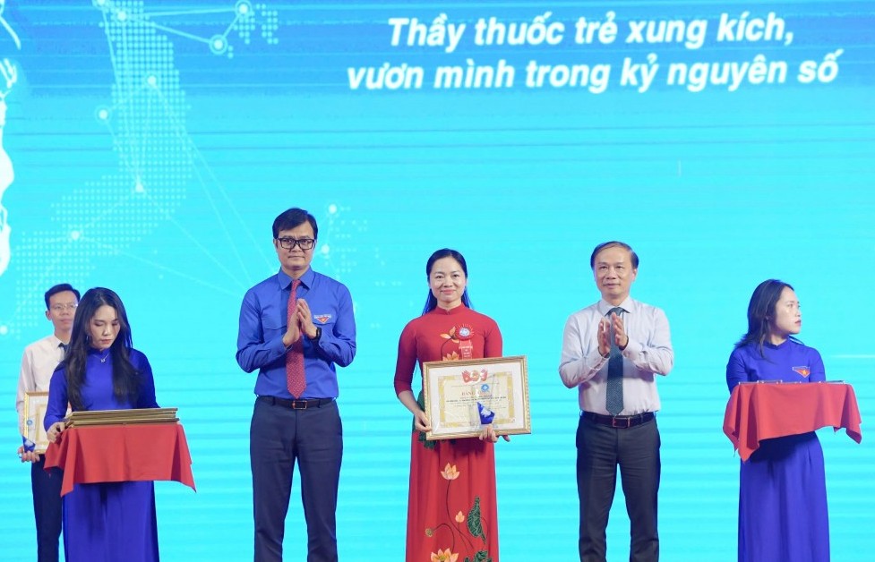 Thầy thuốc trẻ làm theo lời Bác, vươn mình trong kỷ nguyên số