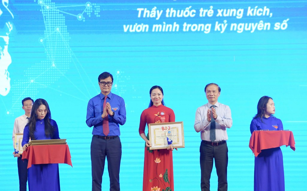 ng Phạm Tất Thắng - Ủy viên T.Ư Đảng, Phó Trưởng Ban Tuyên giáo và Dân vận Trung ương; anh Bùi Quang Huy - Ủy viên dự khuyết Trung ương Đảng, Bí thư thứ nhất Trung ương Đoàn