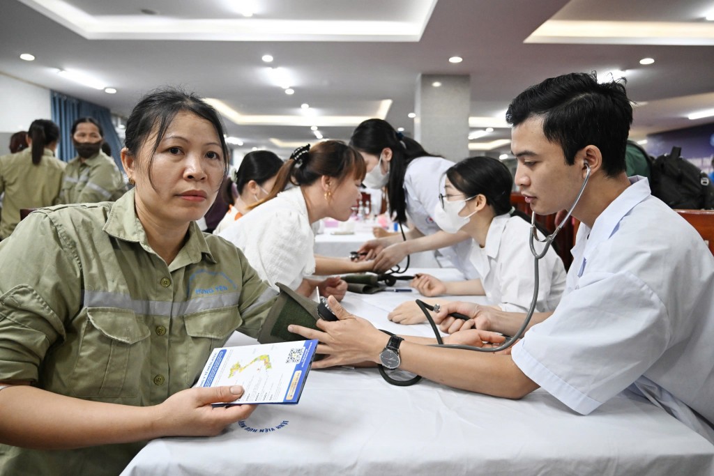 Y, bác sĩ khám bệnh cho người dân