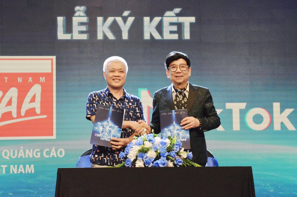 Tại buổi họp báo Ban tổ chức ký kết với các đối tác chương trình. 