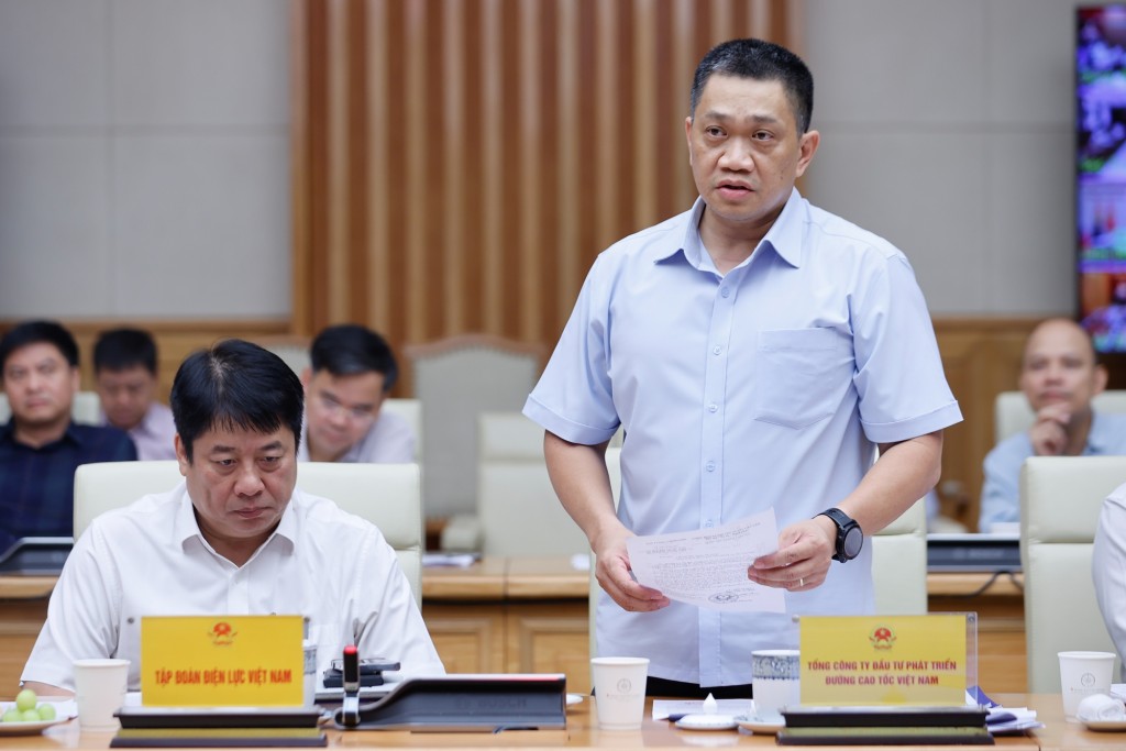Đại diện Tổng Công ty Phát triển đường cao tốc Việt Nam phát biểu tại phiên họp - Ảnh: VGP/Nhật Bắc