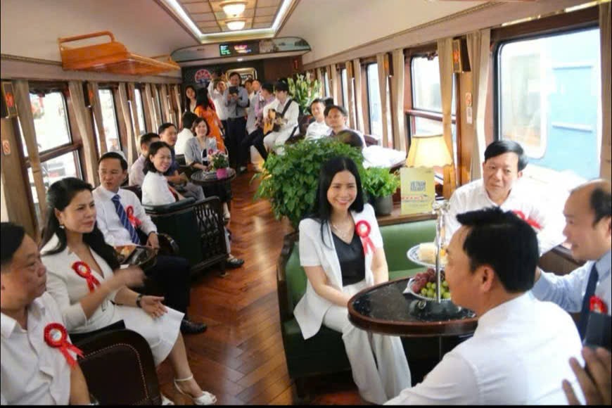 Các vị đại biểu tham dự buổi lễ trải nghiệm chuyến tàu
