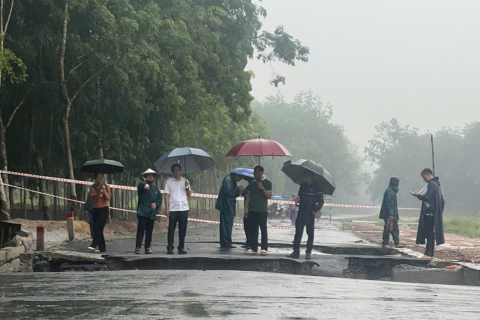 Ngay khi nhận được thông tin, lãnh đạo Thành ủy, UBND TP Bến Cát cùng các ngành chức năng thành phố và phường Chánh Phú Hòa đã đến hiện trường 