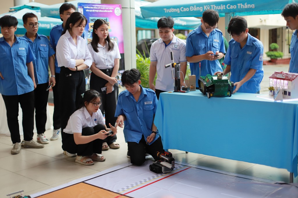 Tạo động lực, truyền cảm hứng cho nữ sinh nghiên cứu STEM