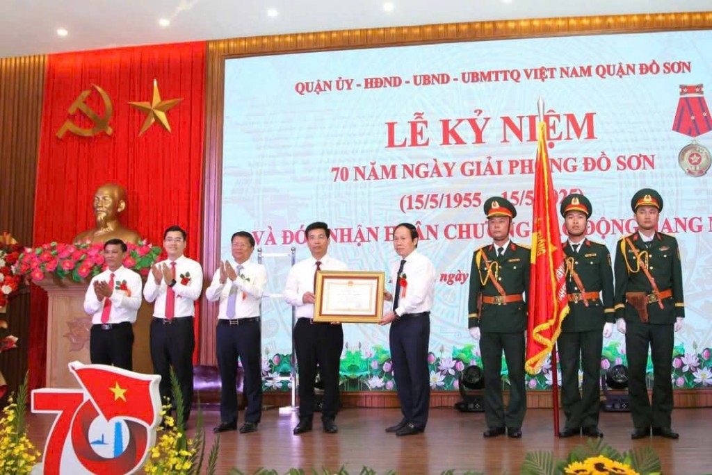 Đồng chí Lê Tiến Châu trao Huân chương Lao động Hạng Nhì cho quận Đồ Sơn