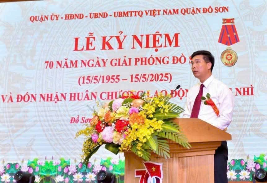 Đồng chí Bùi Hùng Thiện, Bí thư quận Đồ Sơn phát biểu tại buổi lễ