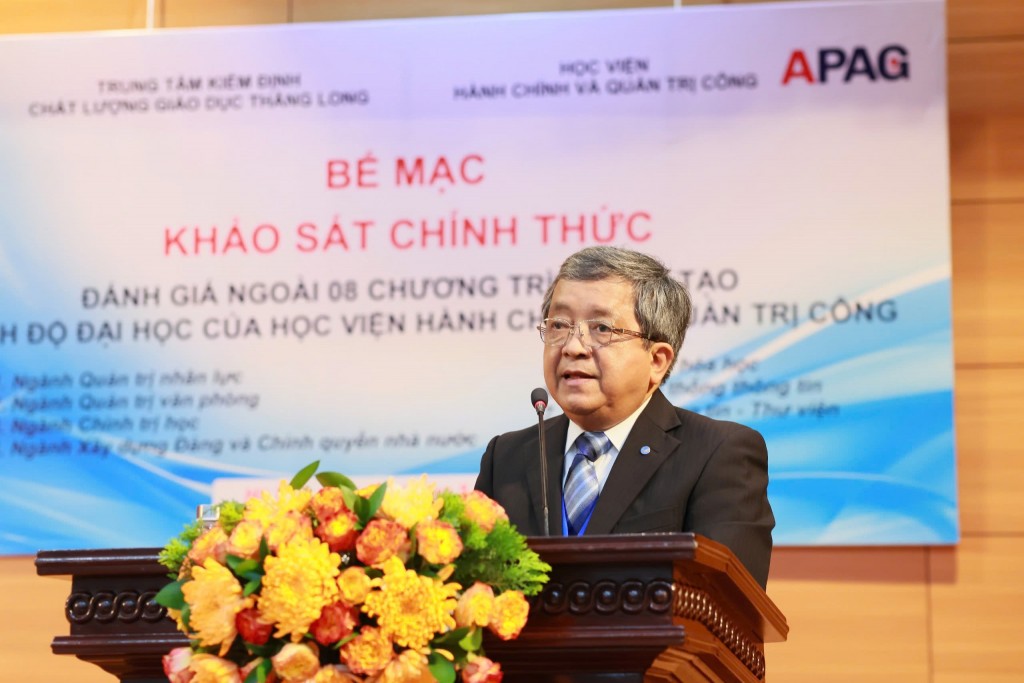 GS.TS. Trần Văn Nam - Nguyên Giám đốc Đại học Đà Nẵng, Trưởng đoàn Đánh giá ngoài trình bày báo cáo sơ bộ kết quả khảo sát chính thức