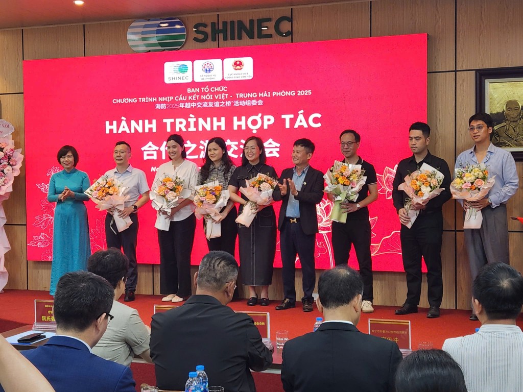 Bà Nguyễn Thị Bích Dung - Giám đốc Sở Ngoại vụ Hải Phòng và ông Phạm Hồng Điệp - Chủ tịch HĐQT Công ty CP Shinex  tặng hoa cho các Nhà tài trợ 