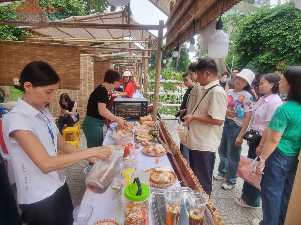 Du khách thập phương trải nghiệm món ngon tại các gian hàng ẩm thực năm 2025 Du khách thập phương trải nghiệm món ngon tại các gian hàng ẩm thực năm 2025