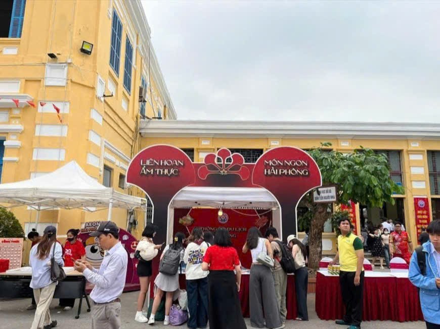 Liên hoan thu hút sự tham gia của đông đảo nhân dân Hải Phòng và du khách thập phương Liên hoan thu hút sự tham gia của đông đảo nhân dân Hải Phòng và du khách thập phương