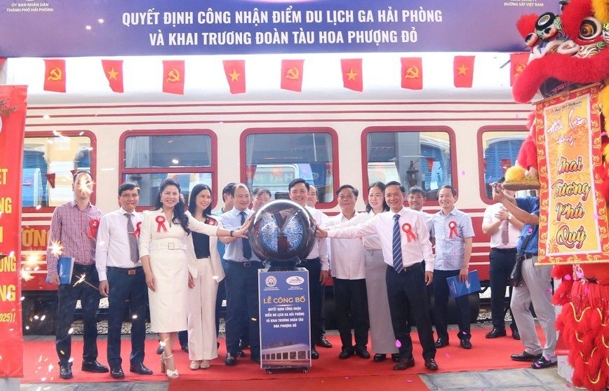 Khai trương đoàn tàu 5 sao Hoa Phượng Đỏ