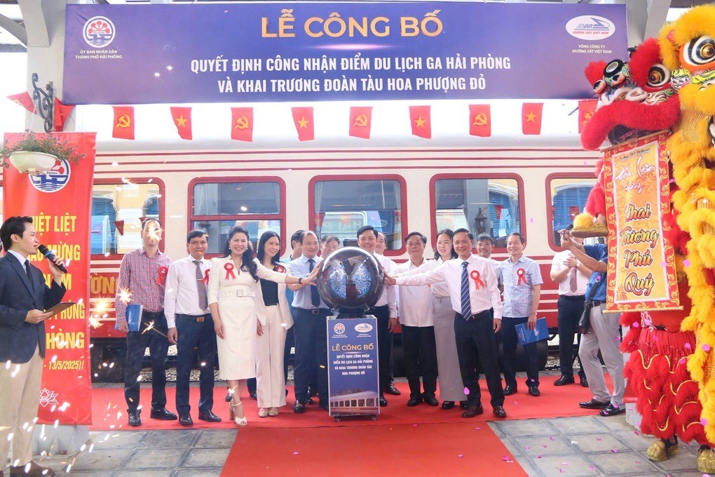 Khai trương đoàn tàu 5 sao Hoa Phượng Đỏ