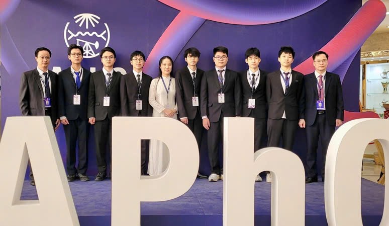 Từ trái qua phải: PGS.TS Đặng Đức Vượng, Phó Trưởng đoàn; em Trần Lê Thiện Nhân, em Lý Bá Khôi, em Trần Trung Hiếu, em Nguyễn em Ngọc Phương Anh, em Nguyễn Công Vinh, Em Trương Đức Dũng, Em Phan Quang Triết và em Nguyễn Thế Quân; GS.TS Lục Huy Hoàng, Trưởng đoàn;