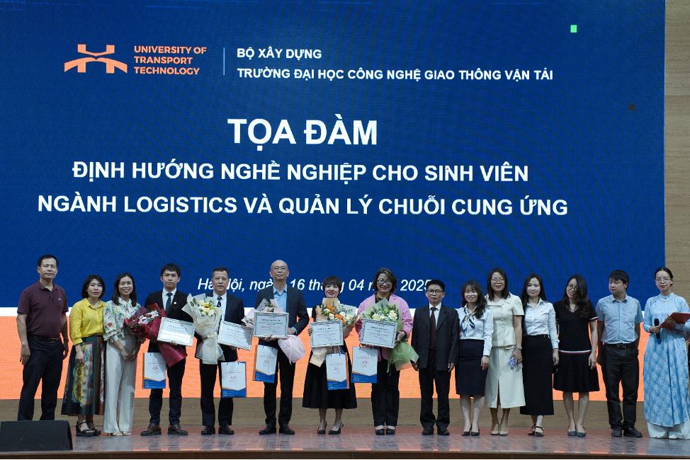 Sinh viên ngành Logistics và quản lý chuỗi cung ứng tự tin thảo luận cùng Doanh nghiệp tại Toạ đàm