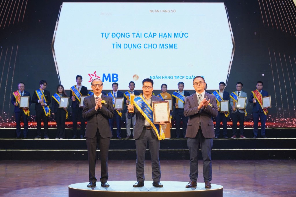 BIZ MBBank thắng ba hạng mục tại Sao Khuê 2025