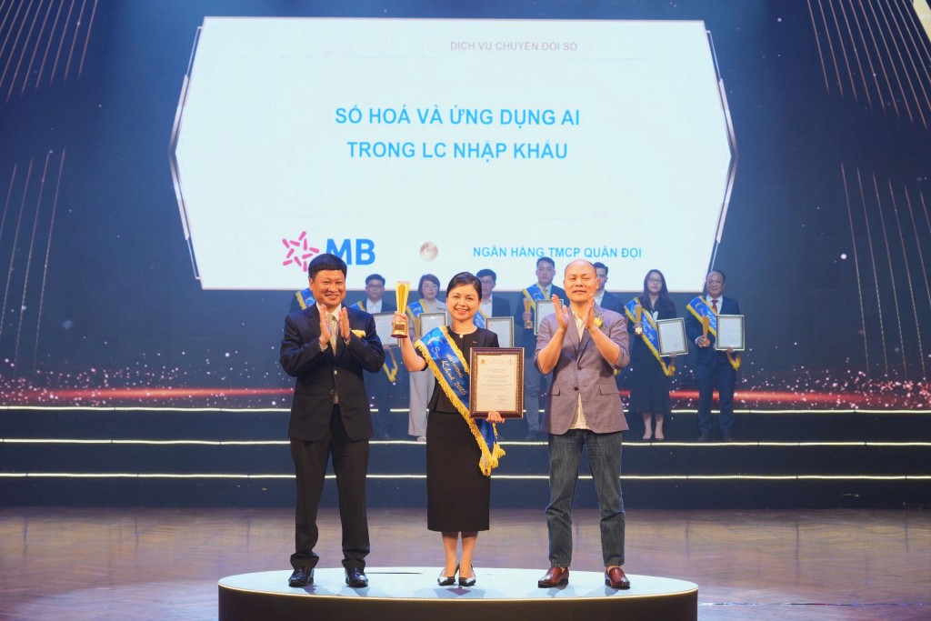 BIZ MBBank thắng ba hạng mục tại Sao Khuê 2025