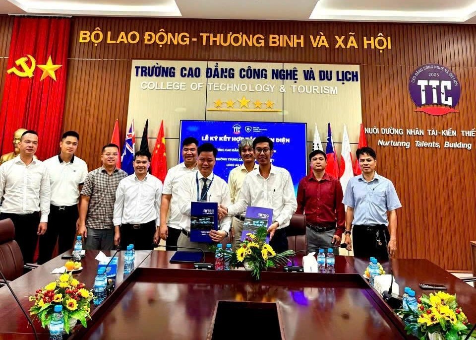 Đại diện lãnh đạo 2 trường Cao đẳng tham gia buổi lễ ký kết