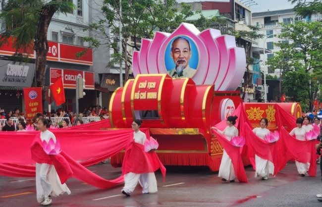 Hoành tráng lễ diễu hành kỷ niệm 70 năm Ngày Giải phóng Hải Phòng