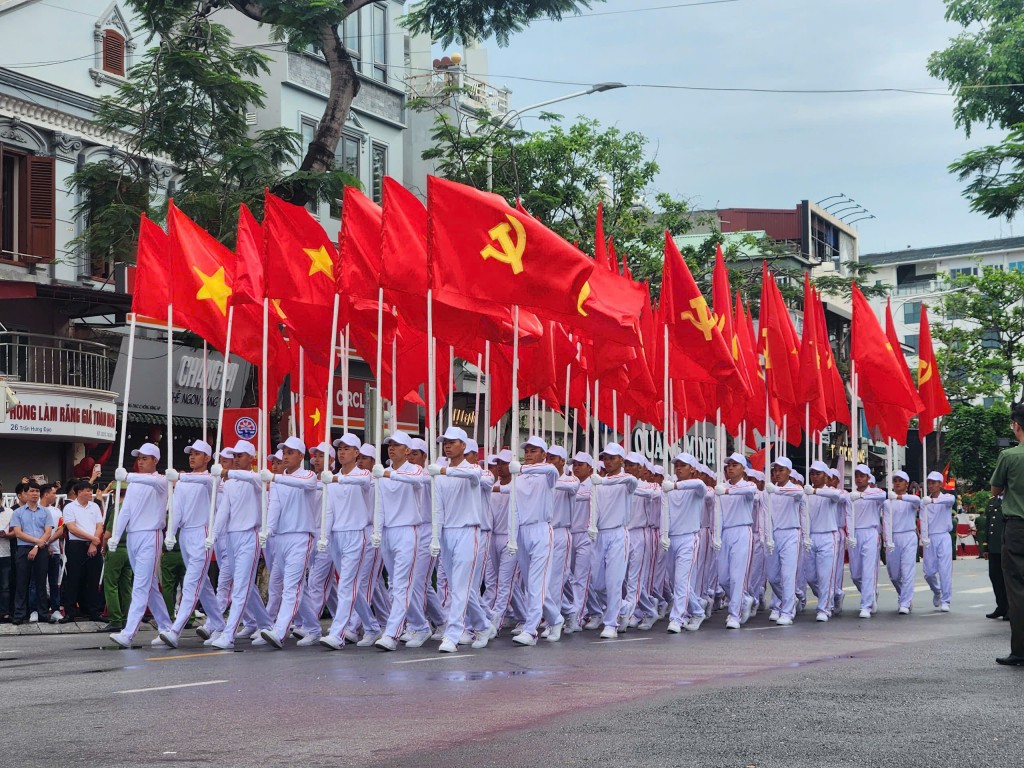 Đoàn hồng kỳ tiến vào lễ đài - Ảnh Quang Chiến
