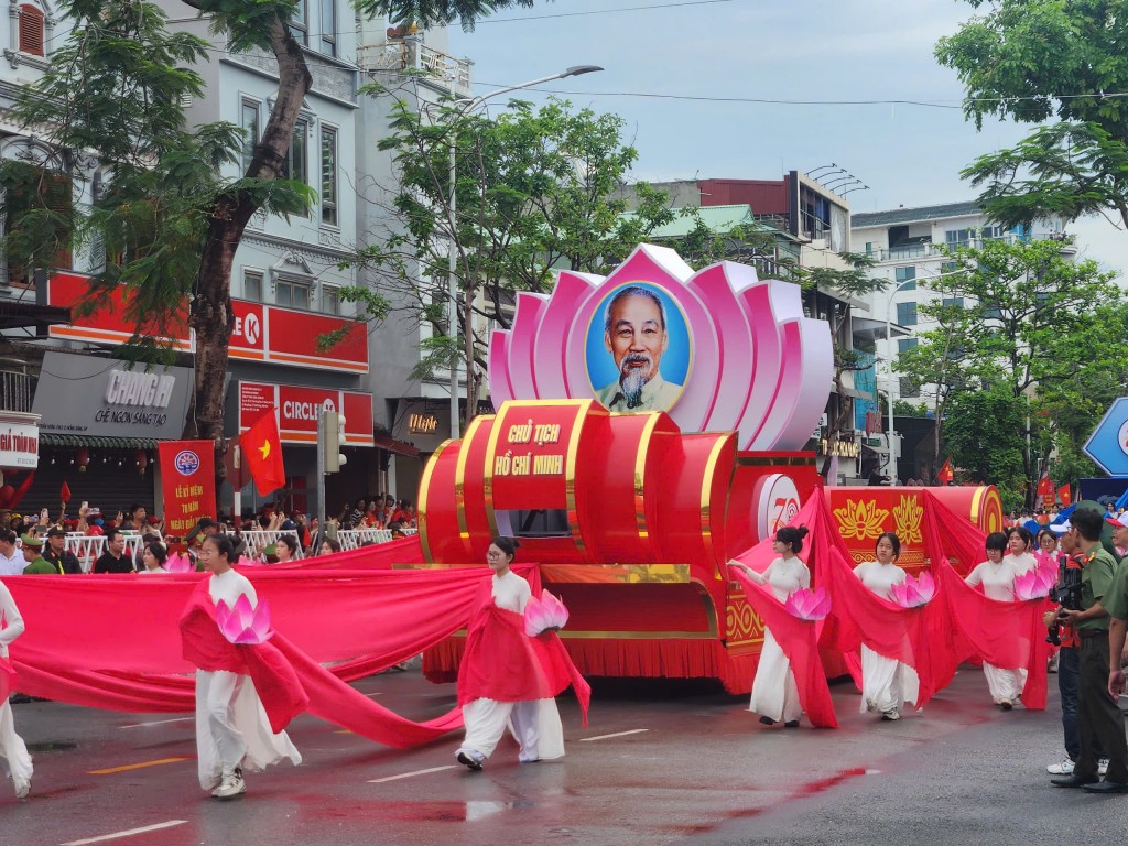 Đoàn xe dước Chân dung Chủ tịch Hồ Chí Minh 