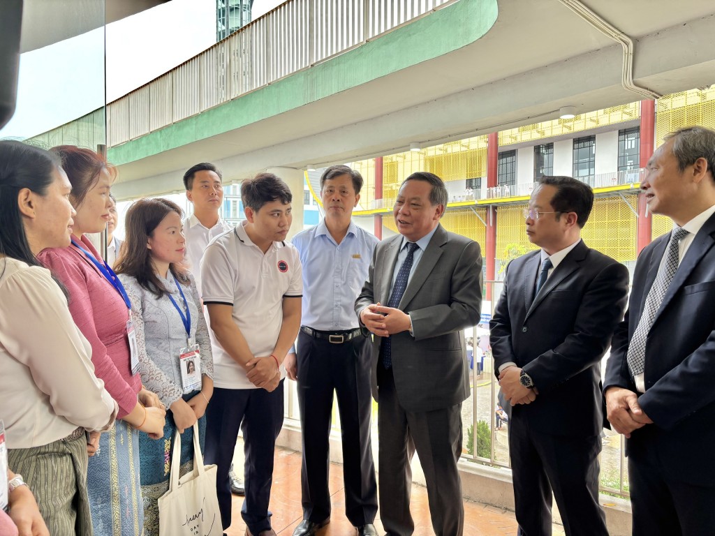 Phó Bí thư Thường trực Thành uỷ Hà Nội Nguyễn Văn Phong ân cần thăm hỏi việc học của các thầy cô giáo ở Thủ đô Viêng Chăn tại các trường nghề Hà Nội